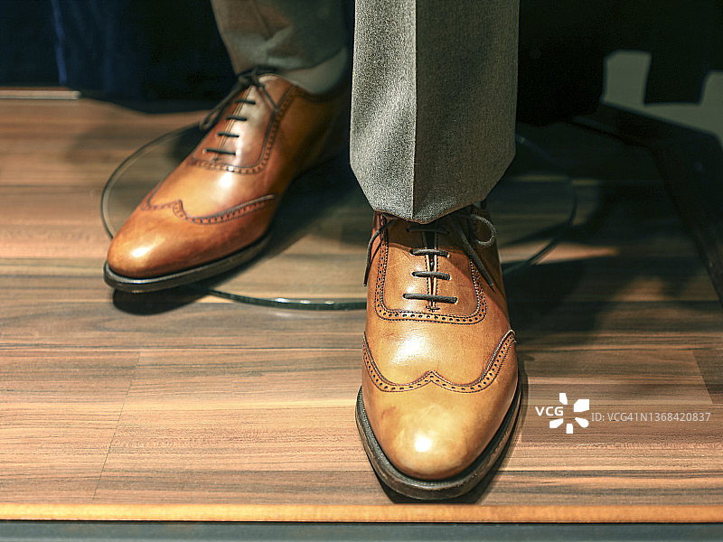 男士雕花皮鞋图片素材