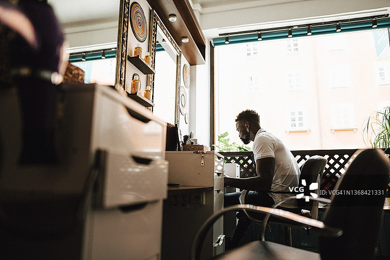 在理发店工作的男理发师图片素材