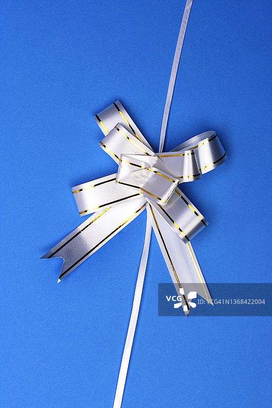 礼品盒上的蝴蝶结特写图片素材