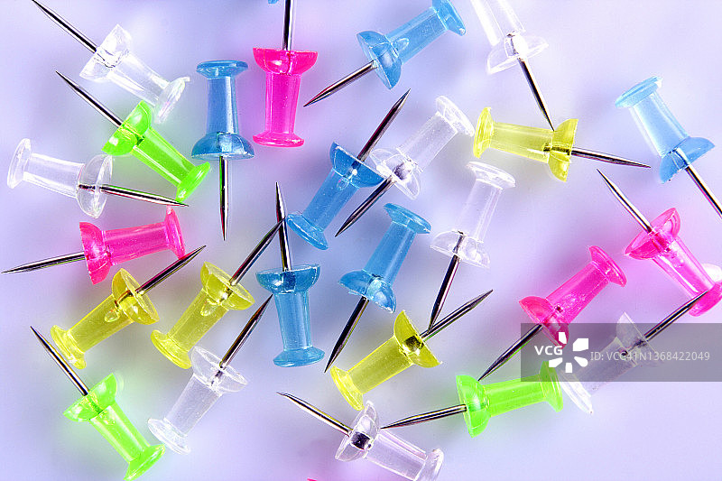 彩色图钉特写图片素材