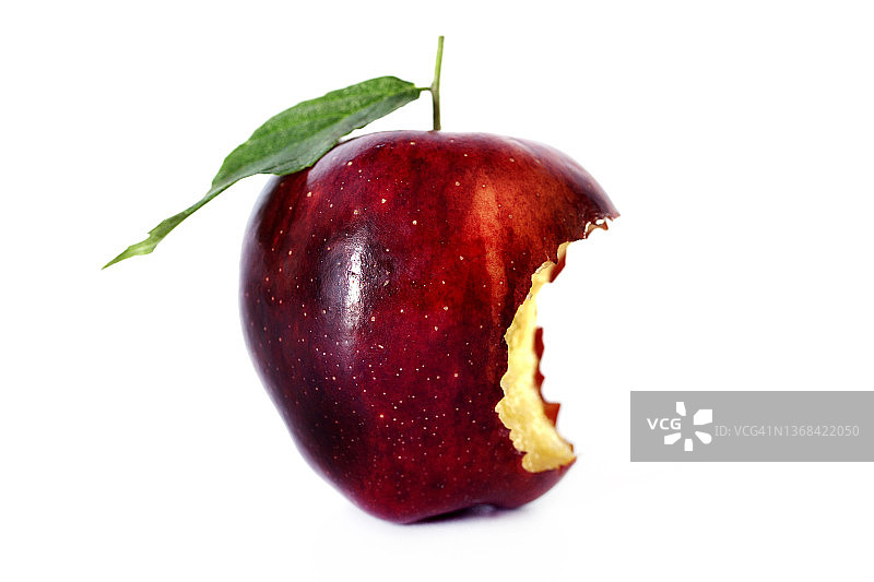 白色背景下被咬过的苹果特写图片素材