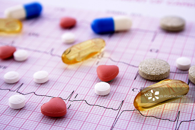心电图上的药丸，特写图片素材