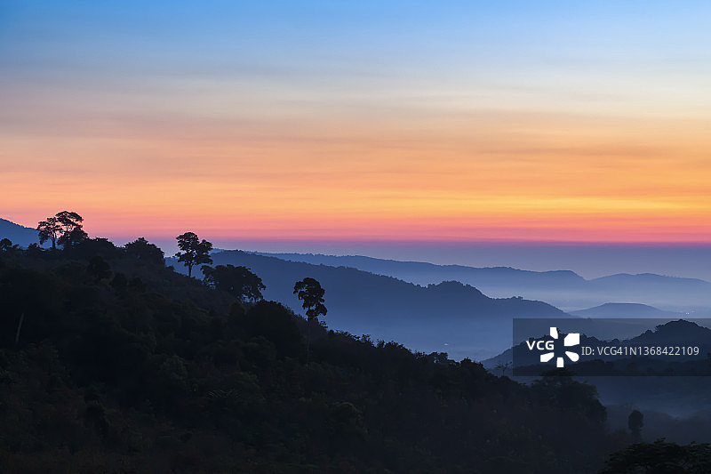 日出时雾山的空中俯瞰图图片素材