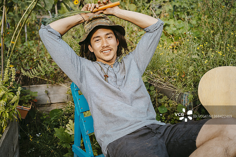 坐在社区花园里的男农民肖像图片素材