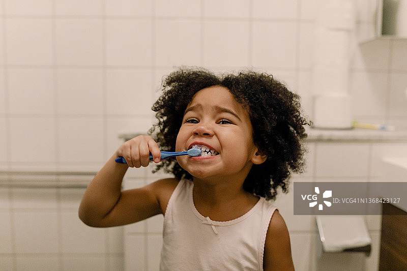 女孩在浴室刷牙图片素材