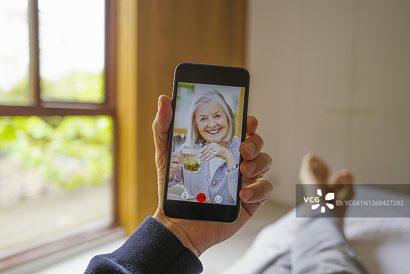 POV女性视频聊天智能手机屏幕图片素材