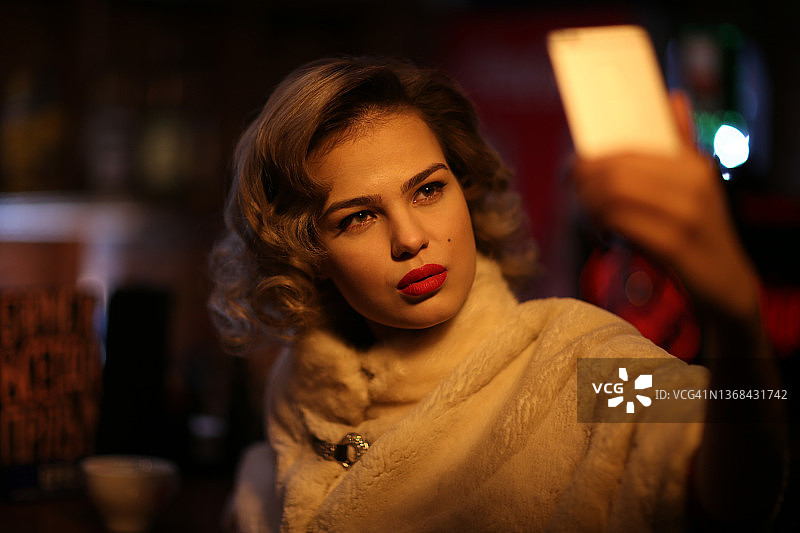 手 holding 智能手机的女孩图片素材