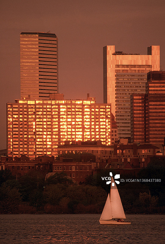 日落时分河上的帆船图片素材