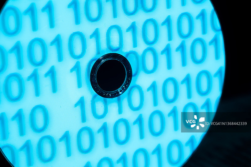 DVD上的二进制代码（0和1数字）图片素材