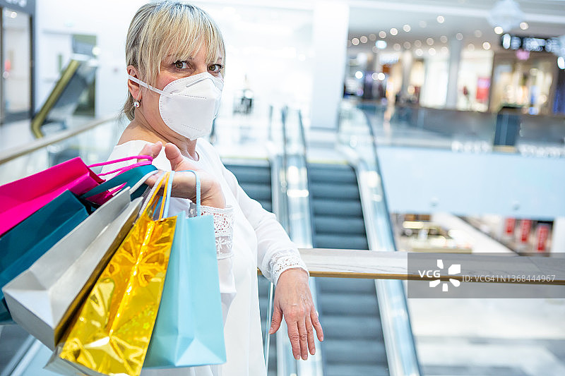 购物中心里的女人图片素材