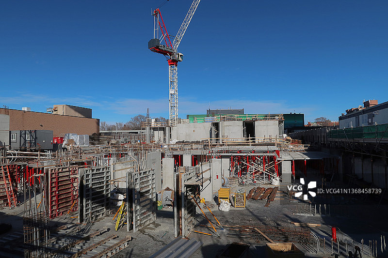 摩天大楼地基上的起重机图片素材