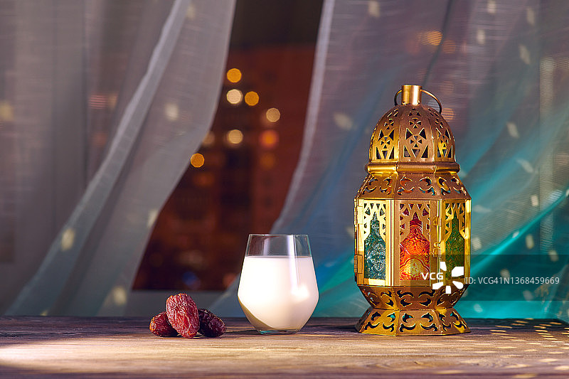 神圣斋月穆斯林盛宴：传统饮食枣和一杯牛奶图片素材