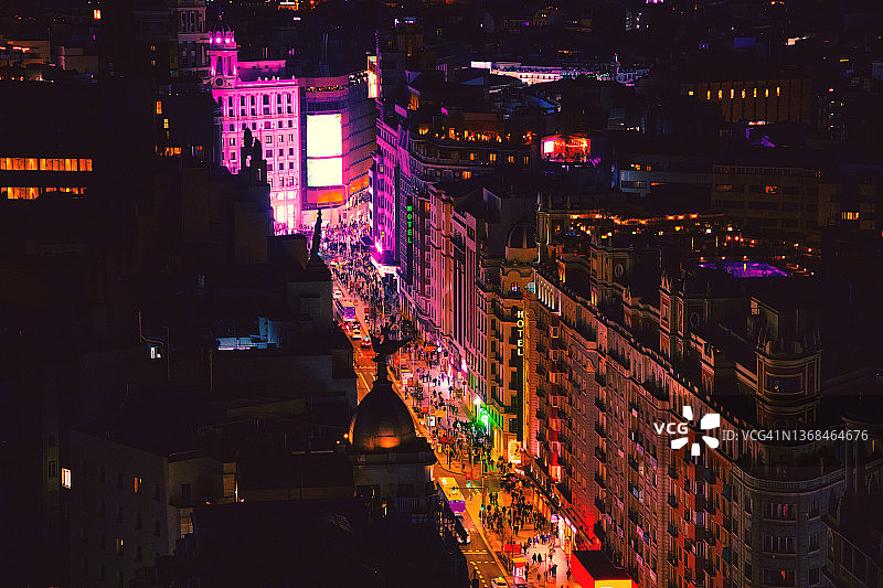 西班牙马德里格兰大道街的夜景图片素材