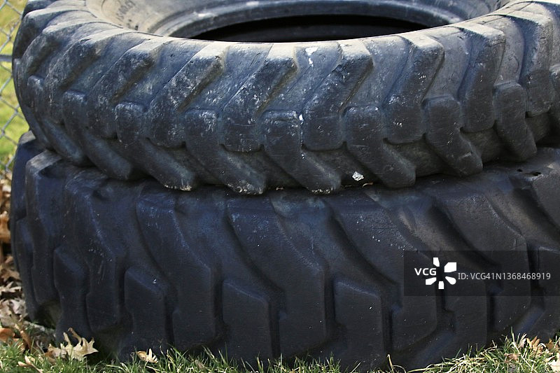 垃圾堆里的旧轮胎图片素材