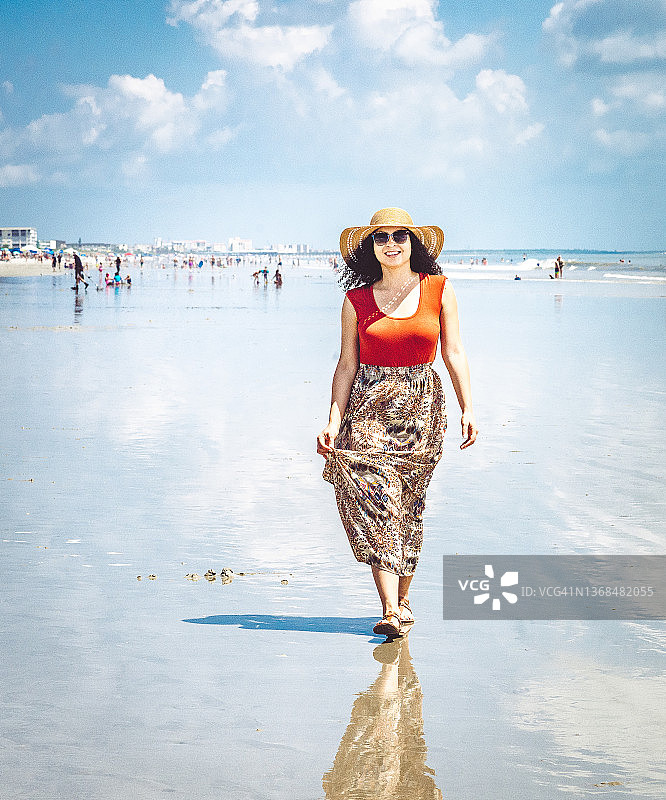 享受海滩假期的自信时尚的非裔加勒比女人图片素材