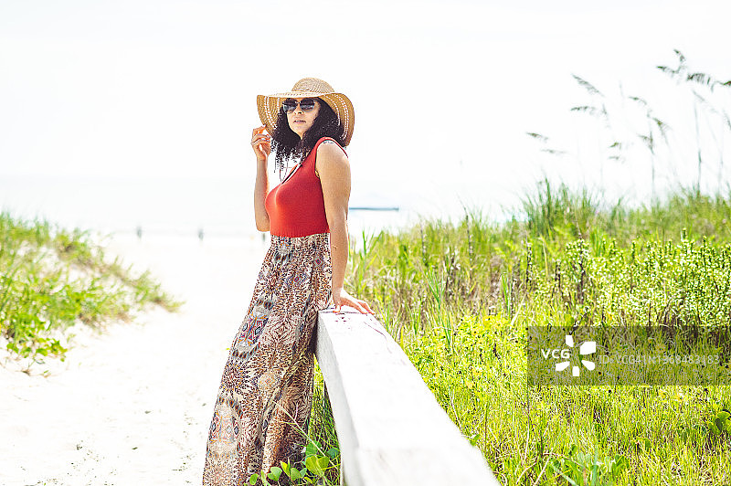 时尚的非洲-加勒比女性在热带阳光海滩上的全身像图片素材