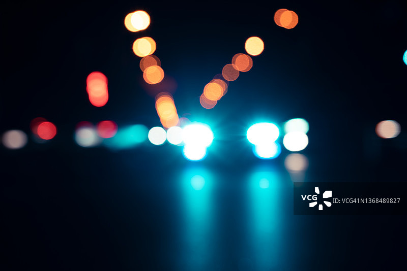 夜晚车头灯的虚化图像图片素材