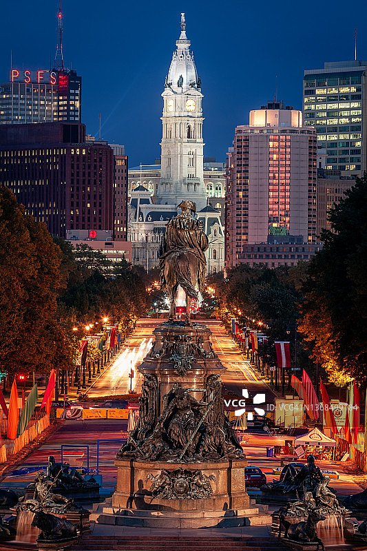 竖版：美国宾夕法尼亚州费城市政厅和埃金斯椭圆广场图片素材