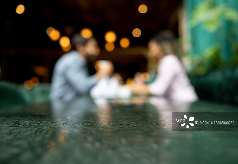 餐厅里两个人的模糊照片图片素材