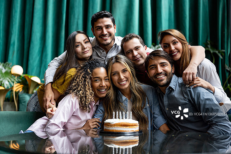 在餐厅庆祝生日的快乐朋友们图片素材
