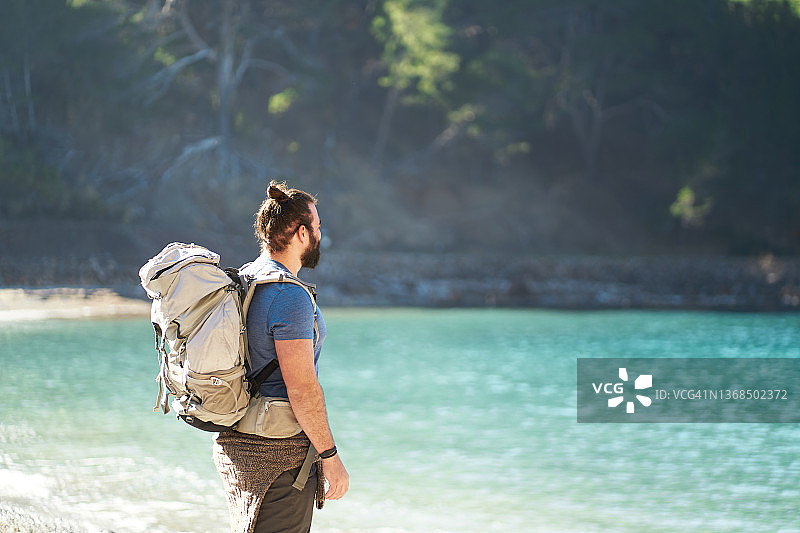 站在高地湖边的男人图片素材