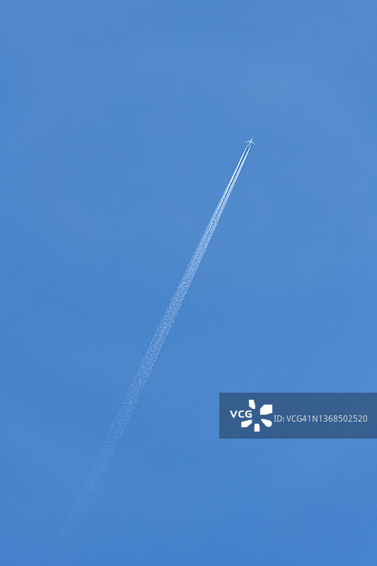 蓝天上带有尾迹的喷气式飞机图片素材