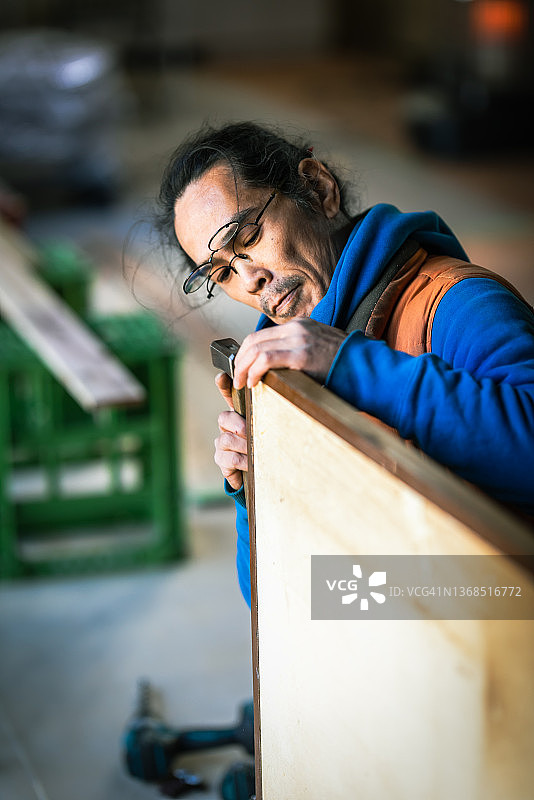 男人们在日本乡村翻新老房子图片素材