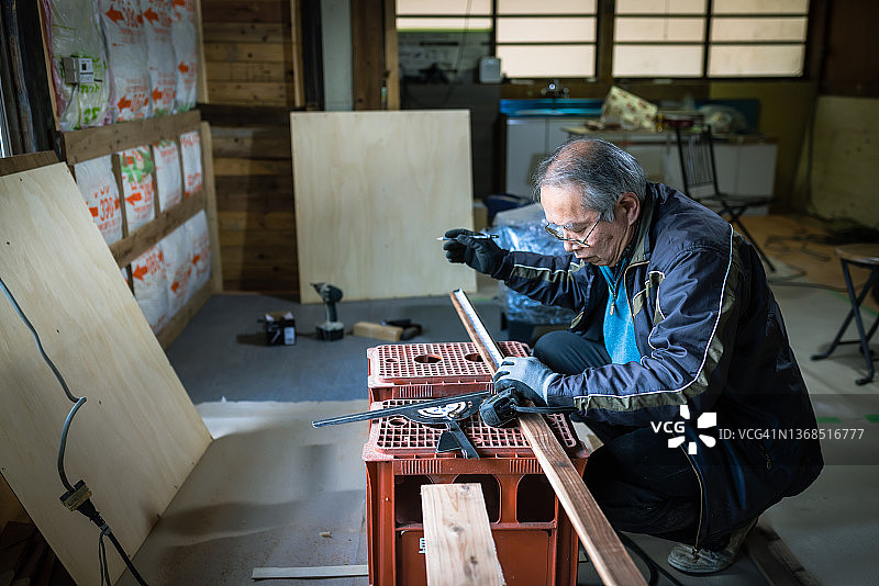 男人们在日本乡村翻新老房子图片素材