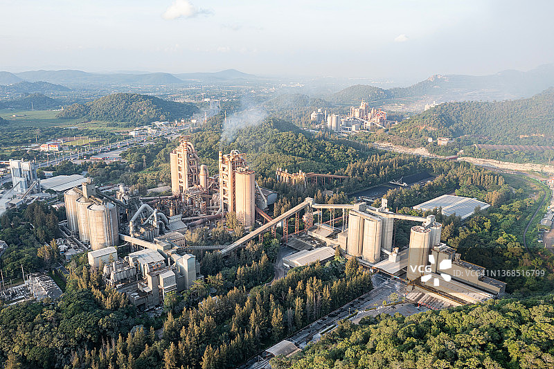 清晨水泥厂生产混凝土图片素材