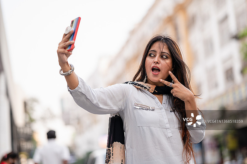 快乐的年轻美女自拍肖像图片素材