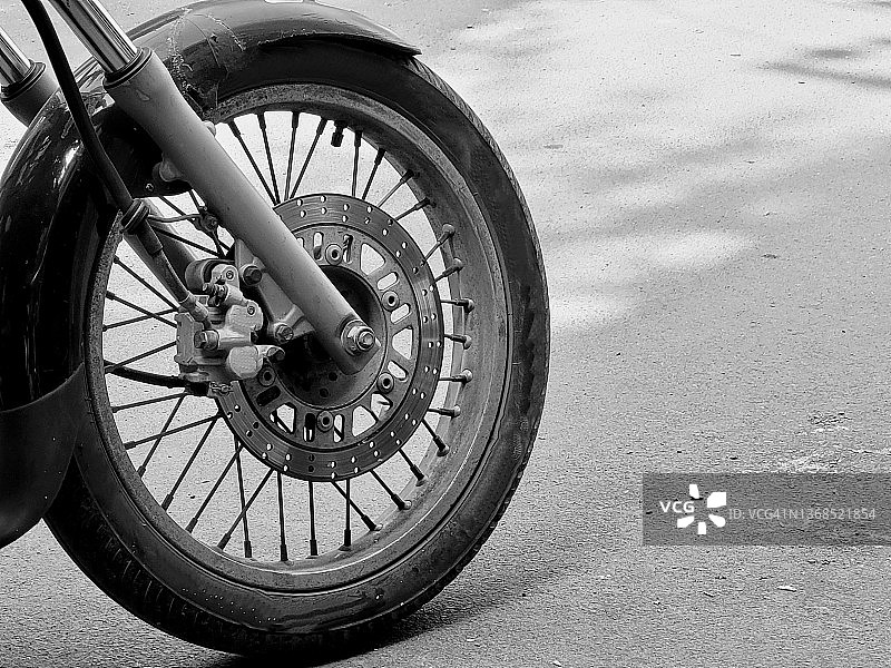 公路上的摩托车图片素材