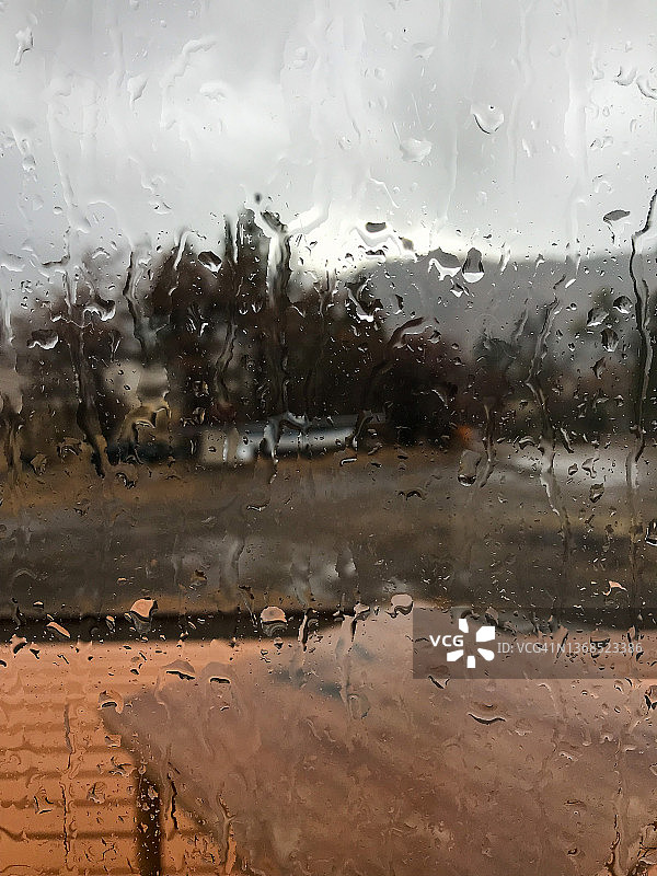 雨水滴落窗户的照片图片素材