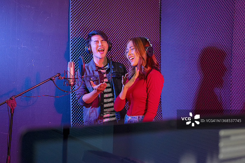 年轻夫妇的休闲活动图片素材