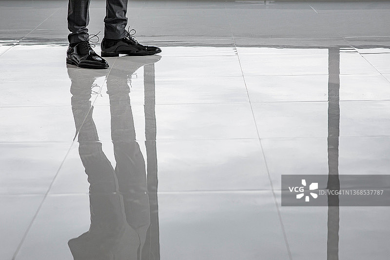 商务人士站在办公室地板上图片素材