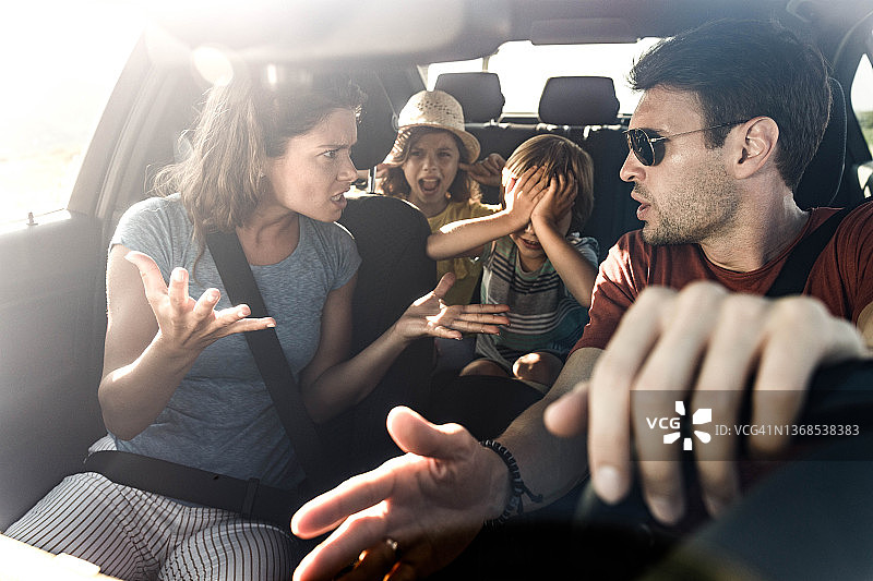 沮丧的父母在车里争吵图片素材