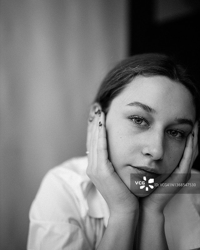 双手捧着头的年轻女人图片素材