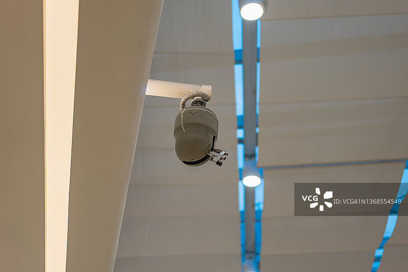 悬挂在天花板上的小型智能消防水带图片素材