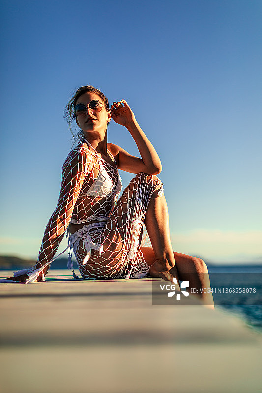 独自在海滩上享受的年轻女子肖像图片素材