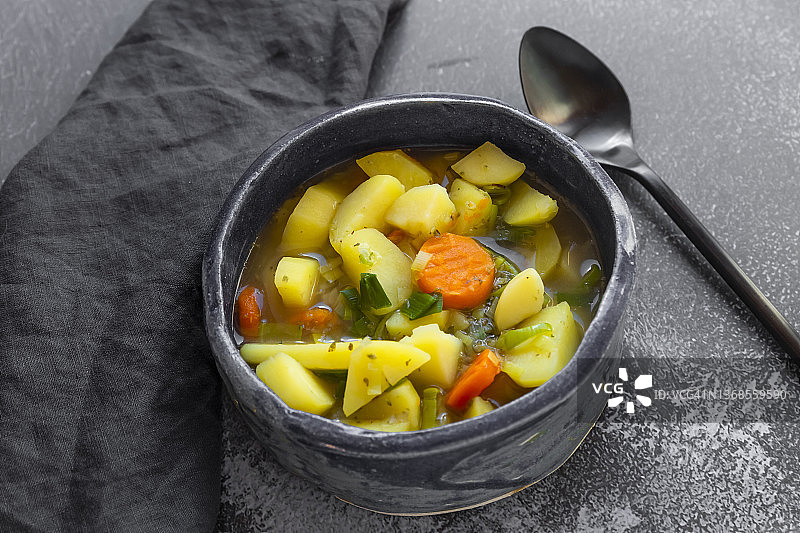 纯素土豆汤配韭葱和胡萝卜图片素材