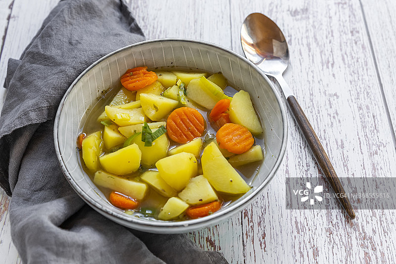 纯素土豆汤配韭葱和胡萝卜图片素材