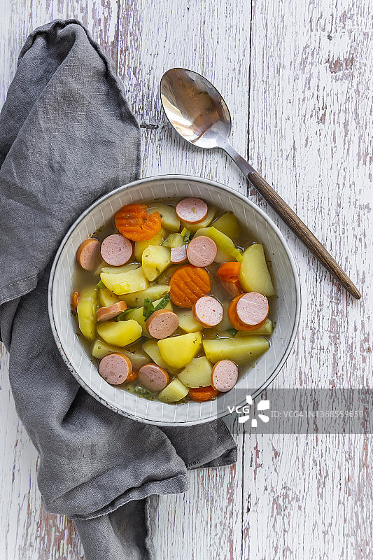 韭葱胡萝卜维也纳香肠土豆汤图片素材