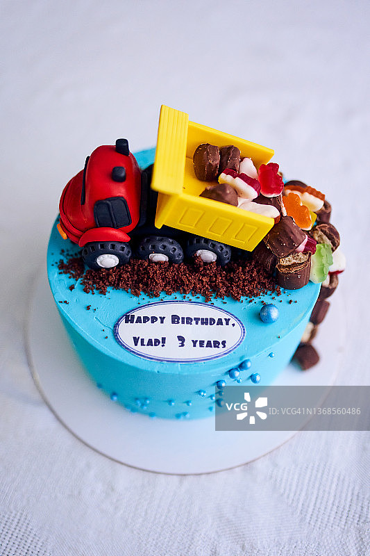 带蜡烛的儿童生日蛋糕图片素材