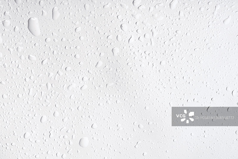 白色背景上的水滴和水花抽象自然背景图片素材