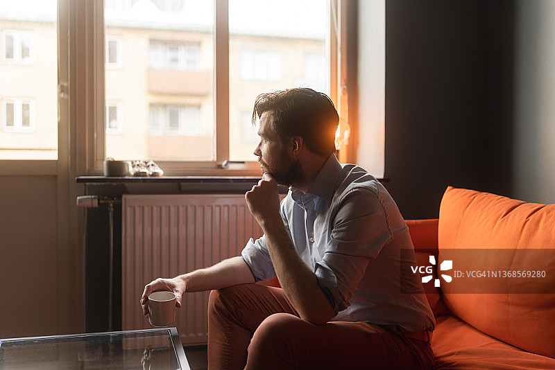 在家里的咖啡和沉思图片素材