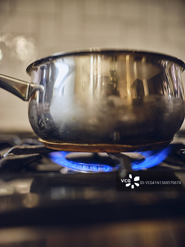 家用燃气灶上的火焰图片素材