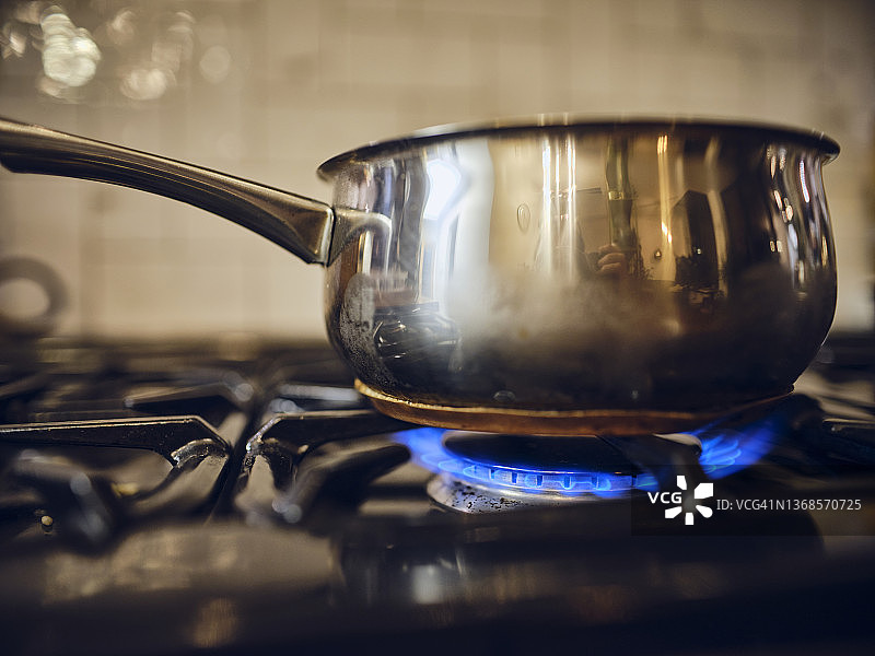 家用燃气灶上的火焰图片素材