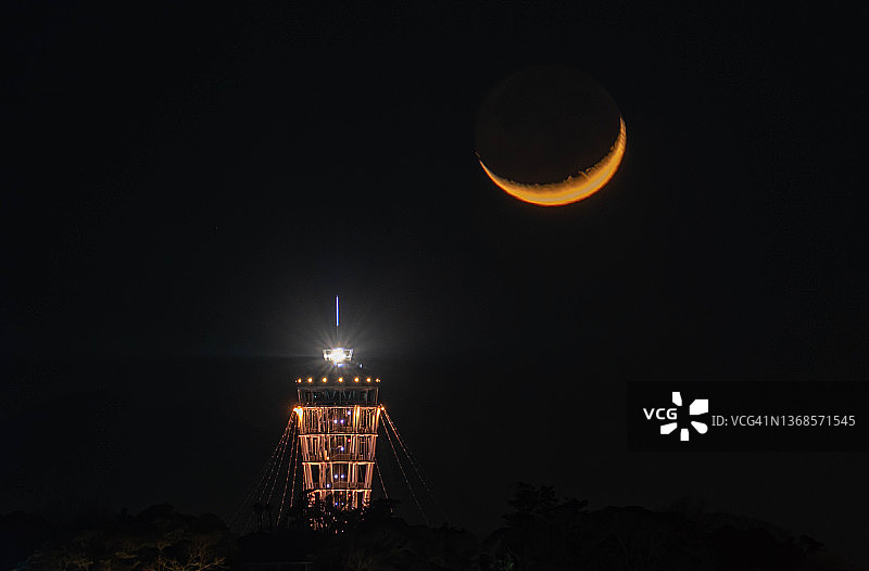 中国神奈川县海滩上的新月图片素材