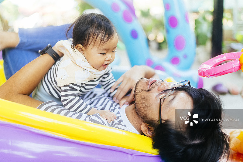 亚洲宝宝和父亲在家玩耍图片素材