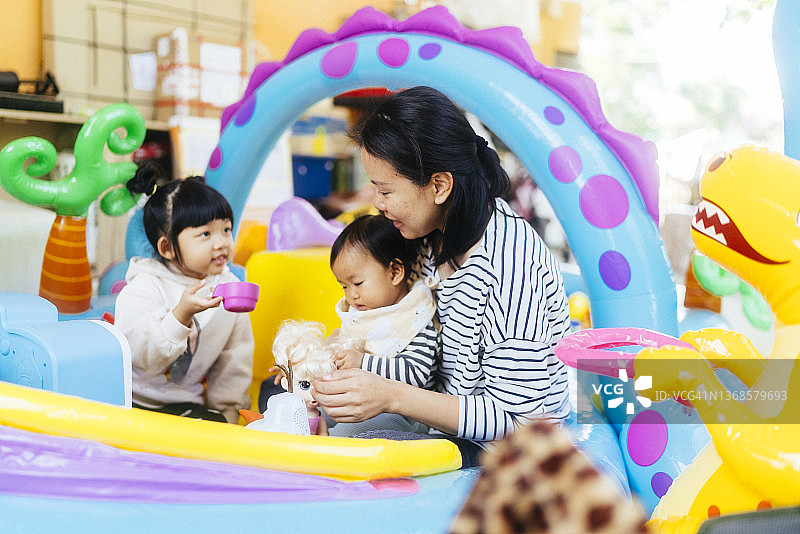 亚洲宝宝与母亲在游乐场玩耍图片素材