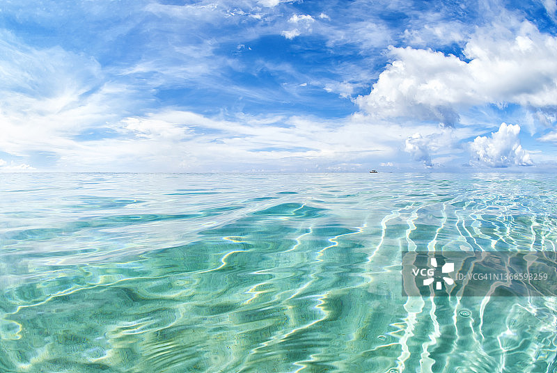 加勒比海滩的上下分层照片图片素材